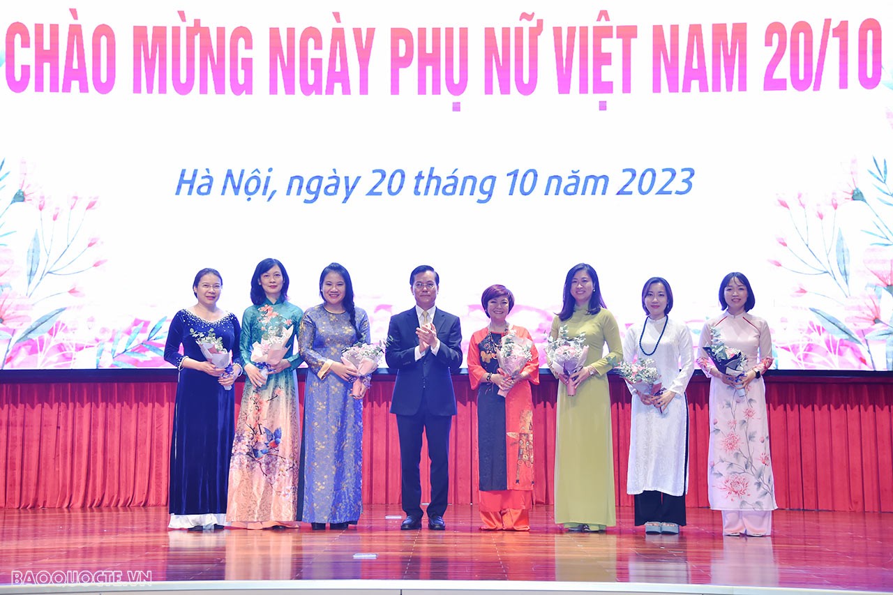 Cán bộ ngoại giao nữ luôn bản lĩnh và ý chí, nghị lực và sáng tạo, sự bao dung và lòng nhân ái