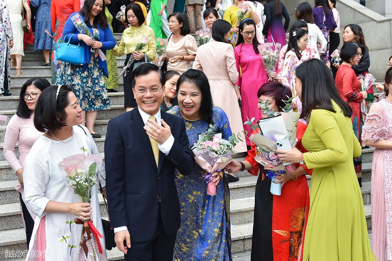 Cán bộ ngoại giao nữ luôn bản lĩnh và ý chí, nghị lực và sáng tạo, sự bao dung và lòng nhân ái