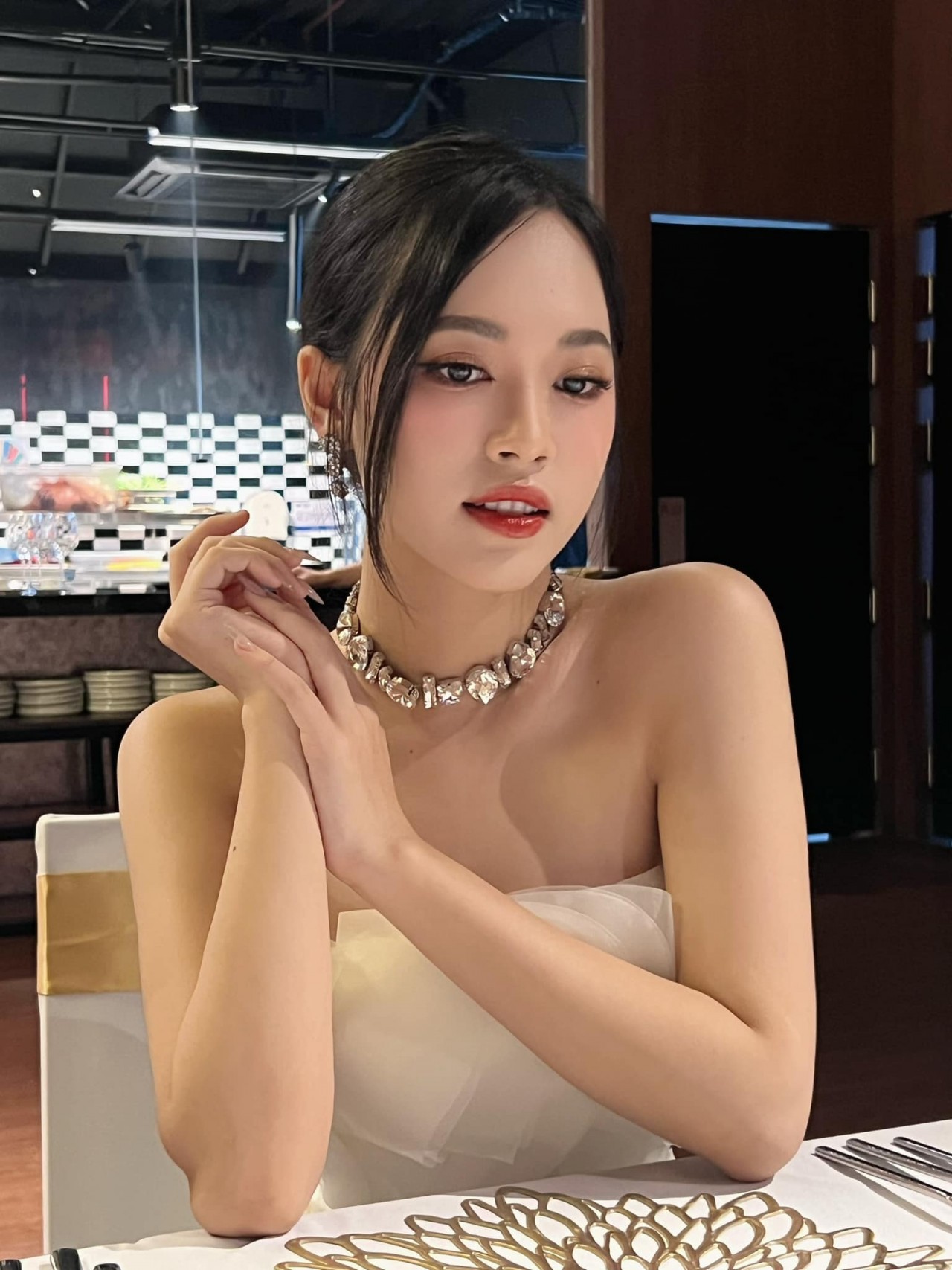 Á hậu Trịnh Thùy Linh đẹp ngút ngàn