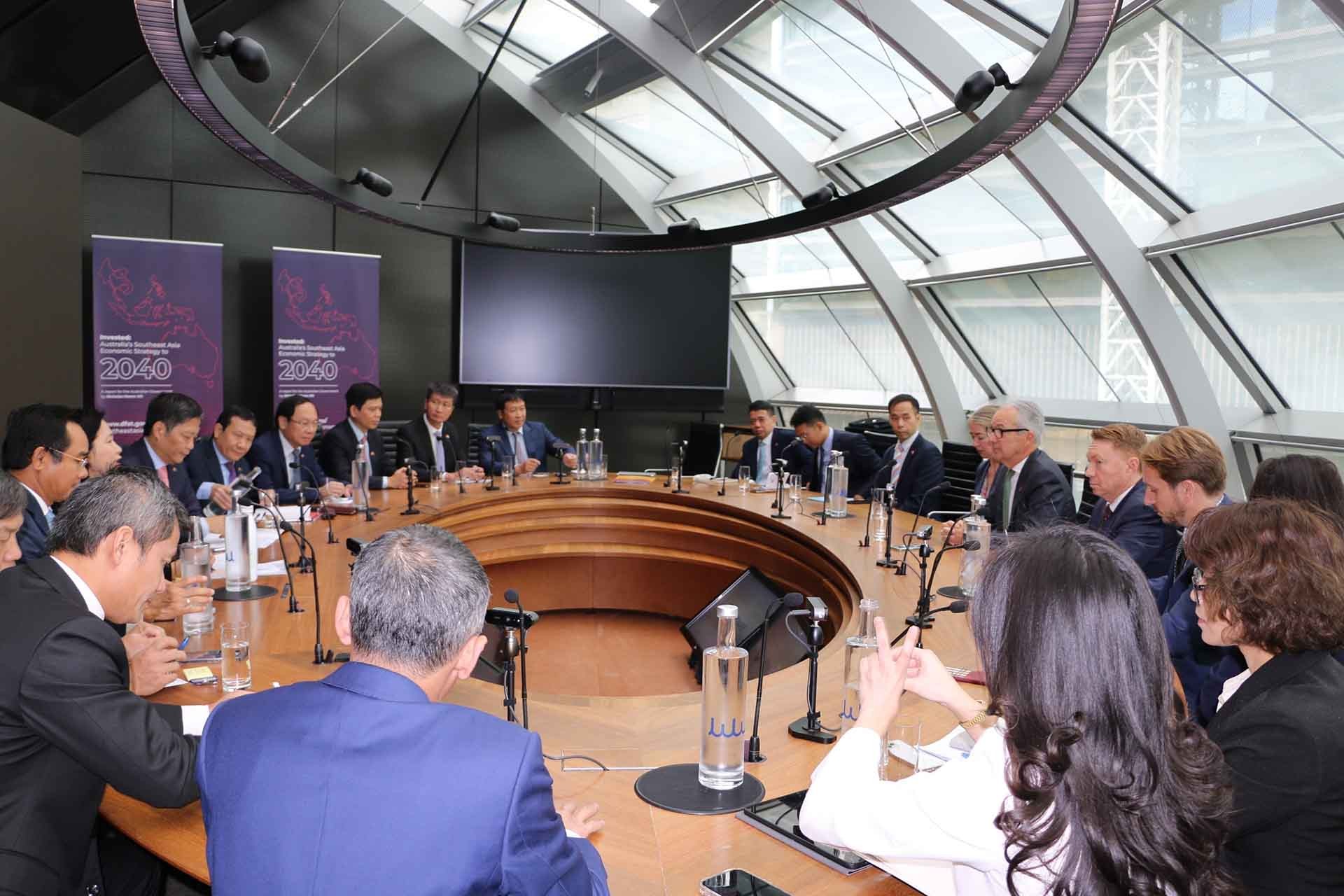 Đoàn đại biểu cấp cao Đảng Cộng sản Việt Nam làm việc với Đặc phái viên của Chính phủ Australia về Đông Nam Á Nicholas Moore. (Nguồn: TTXVN) Đoàn đại biểu cấp cao Đảng Cộng sản Việt Nam làm việc với Đặc phái viên của Chính phủ Australia về Đông Nam Á Nicholas Moore. (Nguồn: TTXVN)