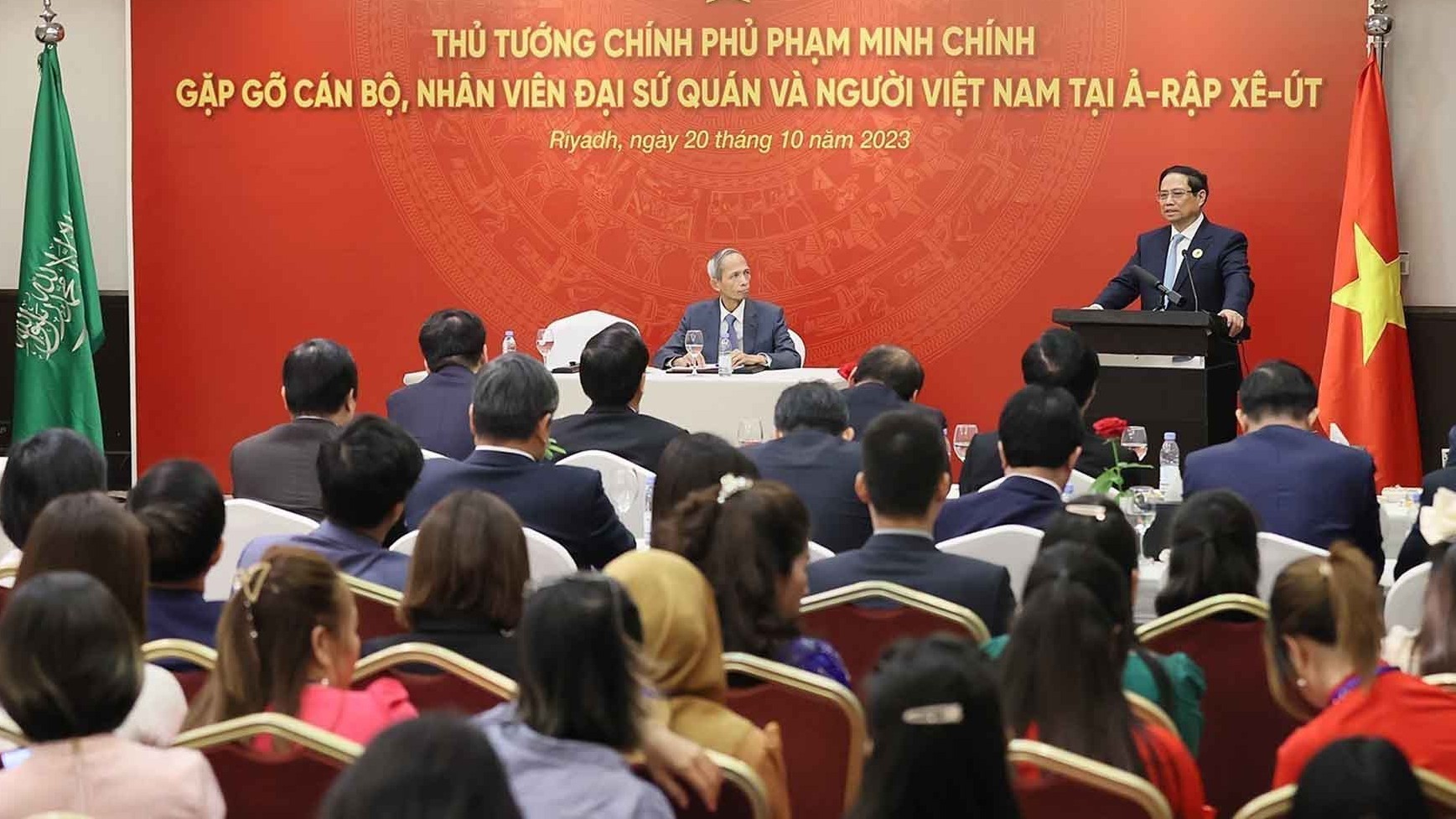 Thủ tướng gặp gỡ cán bộ, nhân viên Đại sứ quán và đại diện cộng đồng người Việt Nam tại Saudi Arabia