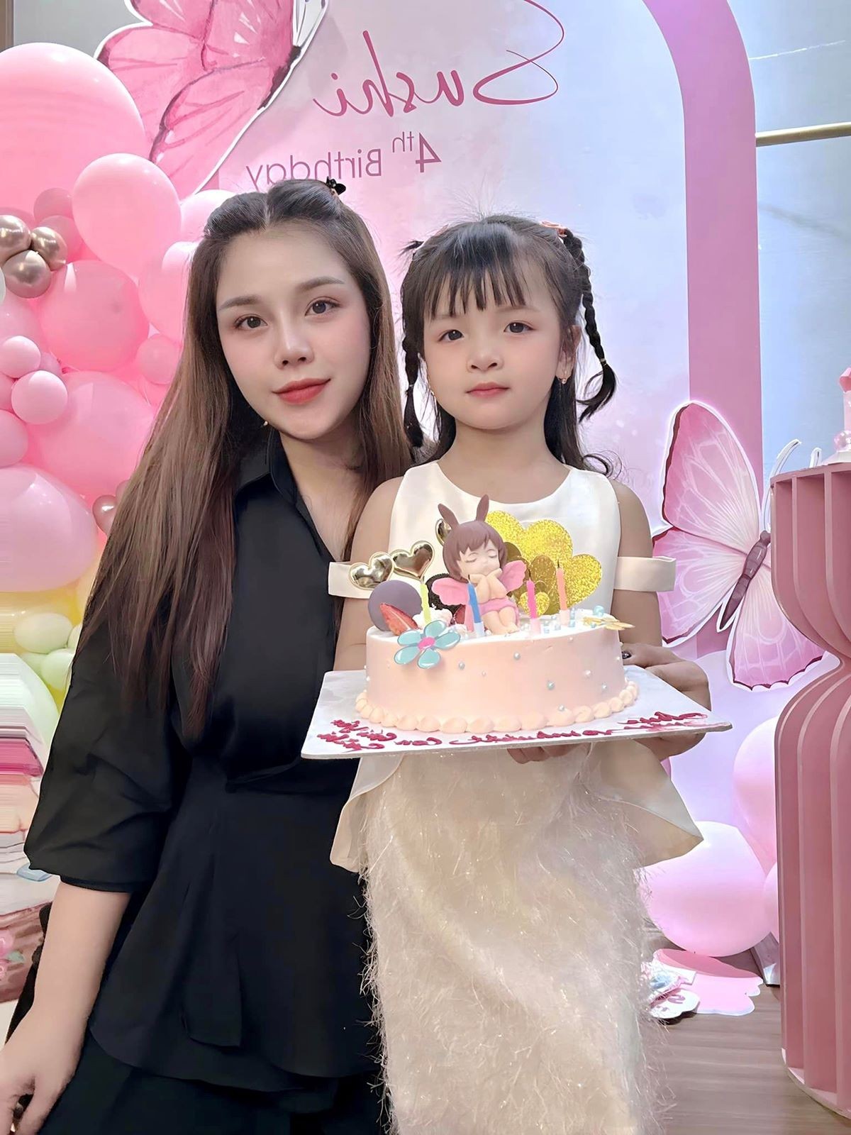 Vợ Bùi Tiến Dũng mừng con gái lớn tròn 4 tuổi Vợ Bùi Tiến Dũng mừng con gái lớn tròn 4 tuổi