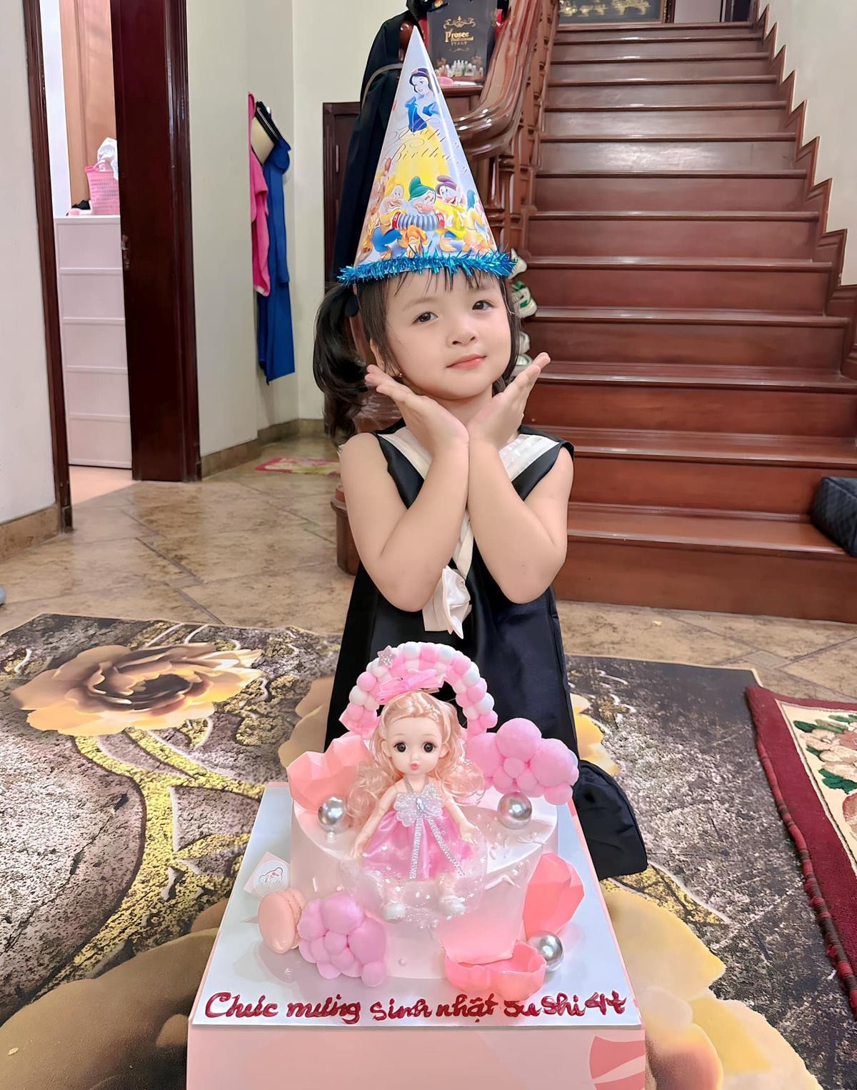 Vợ Bùi Tiến Dũng mừng con gái lớn tròn 4 tuổi Vợ Bùi Tiến Dũng mừng con gái lớn tròn 4 tuổi