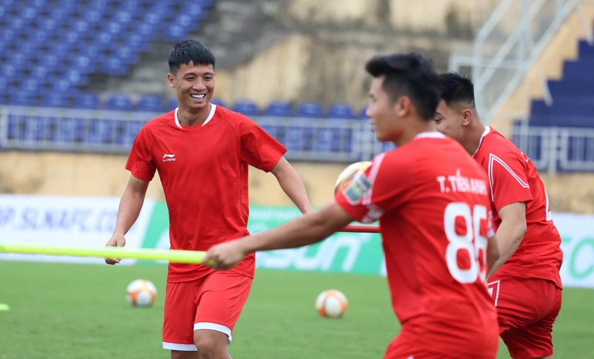 Bùi Tiến Dũng cùng các đồng đội tập luyện trên sân Vinh chiều 21/10 chuẩn bị cho trận làm khách của SLNA ở vòng 1 V-League 2023/2024. Trận đấu sẽ diễn ra vào lúc 17h ngày 22/10. Bùi Tiến Dũng cùng các đồng đội tập luyện trên sân Vinh chiều 21/10 chuẩn bị cho trận làm khách của SLNA ở vòng 1 V-League 2023/2024. Trận đấu sẽ diễn ra vào lúc 17h ngày 22/10.