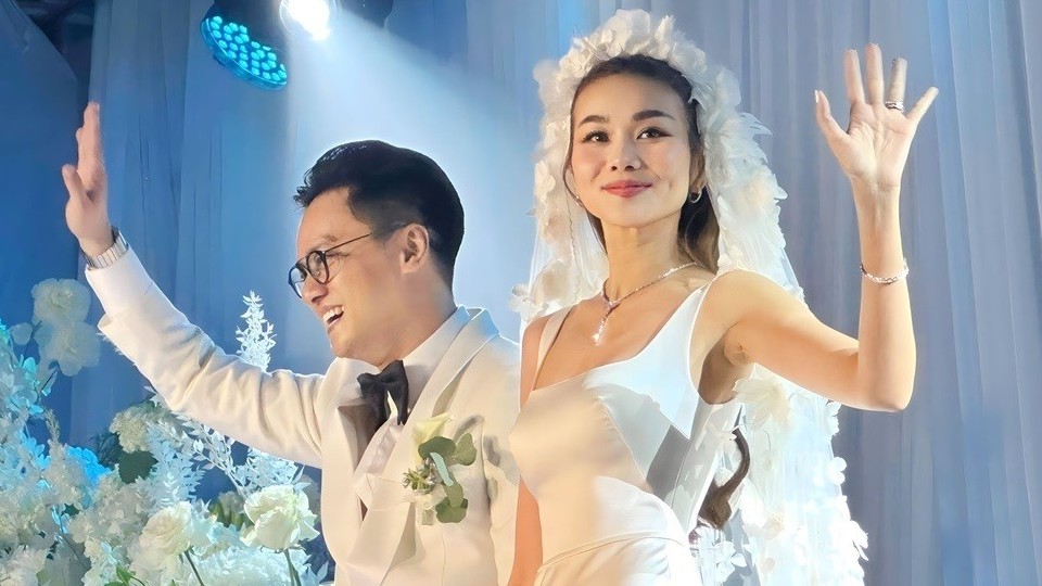 Siêu mẫu Thanh Hằng rạng rỡ trong tiệc cưới cùng trang sức kim cương lấp lánh