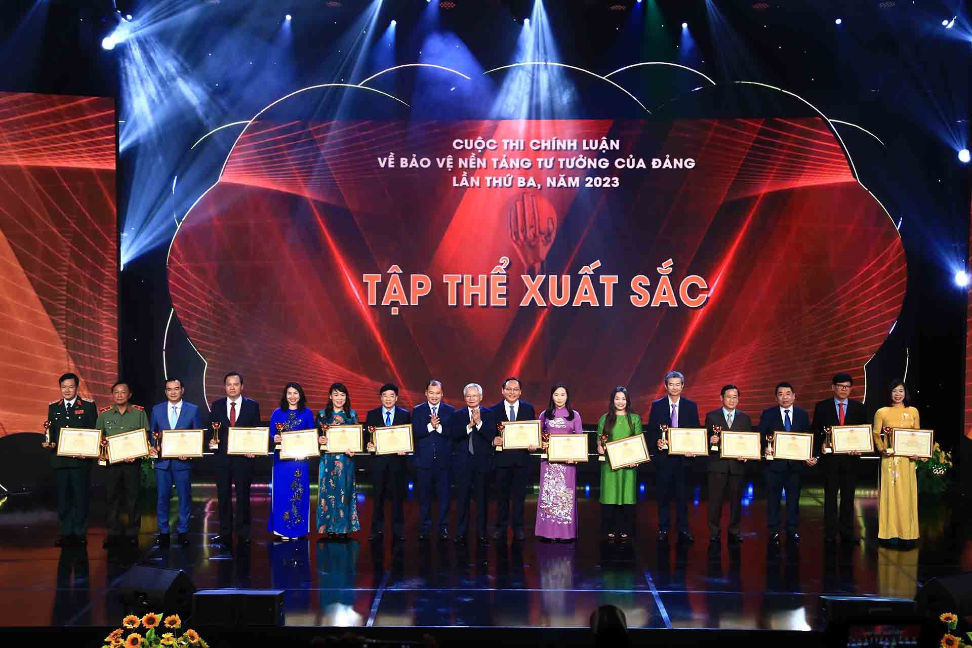 Các tập thể có nhiều thành tích nhận giải. (Nguồn: TTXVN)