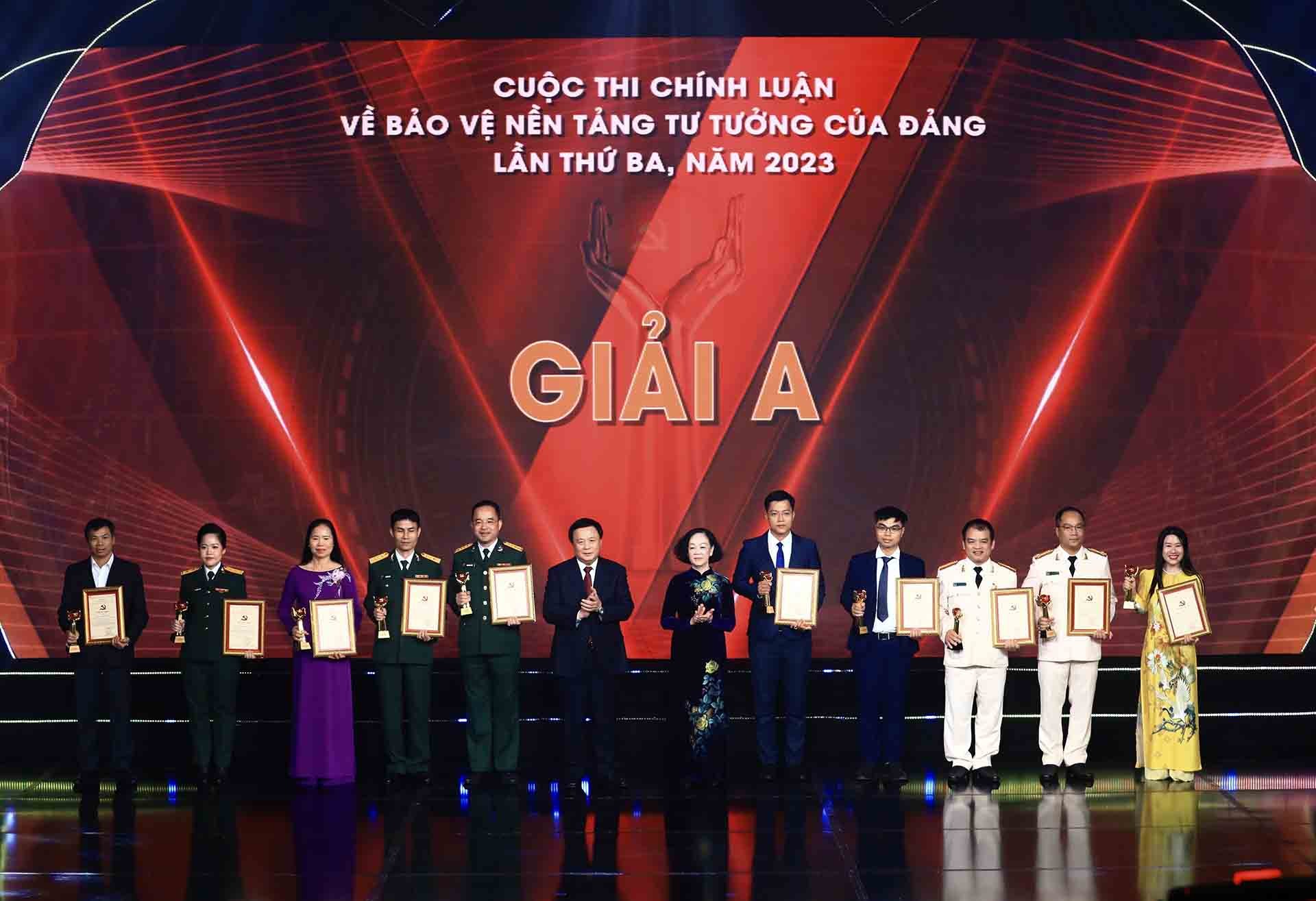 Thường trực Ban Bí thư Trương Thị Mai và Giám đốc Học viện Chính trị Quốc gia Hồ Chí Minh Nguyễn Xuân Thắng trao giải A cho các tác giả, nhóm tác giả. (Nguồn: TTXVN)