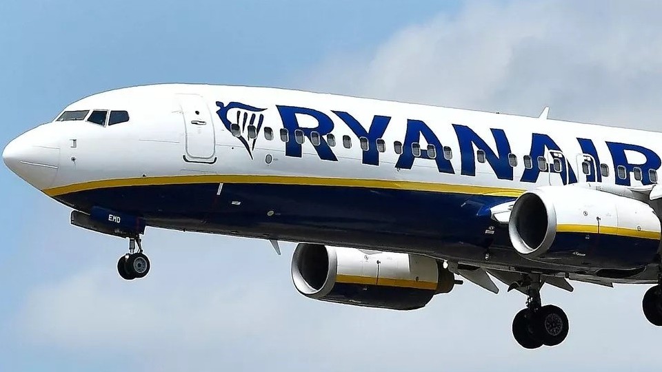 Máy bay quay đầu và hạ cánh vì một cánh cửa không đóng được