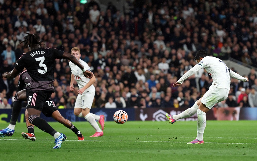 Phút 36, Son Heung Min xử lý đẳng cấp rìa vòng cấm rồi cứa lòng chân phải khai thông bế tắc.