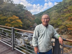 HLV Park Hang Seo leo núi, thưởng ngoạn cảnh đẹp mùa Thu Hàn Quốc