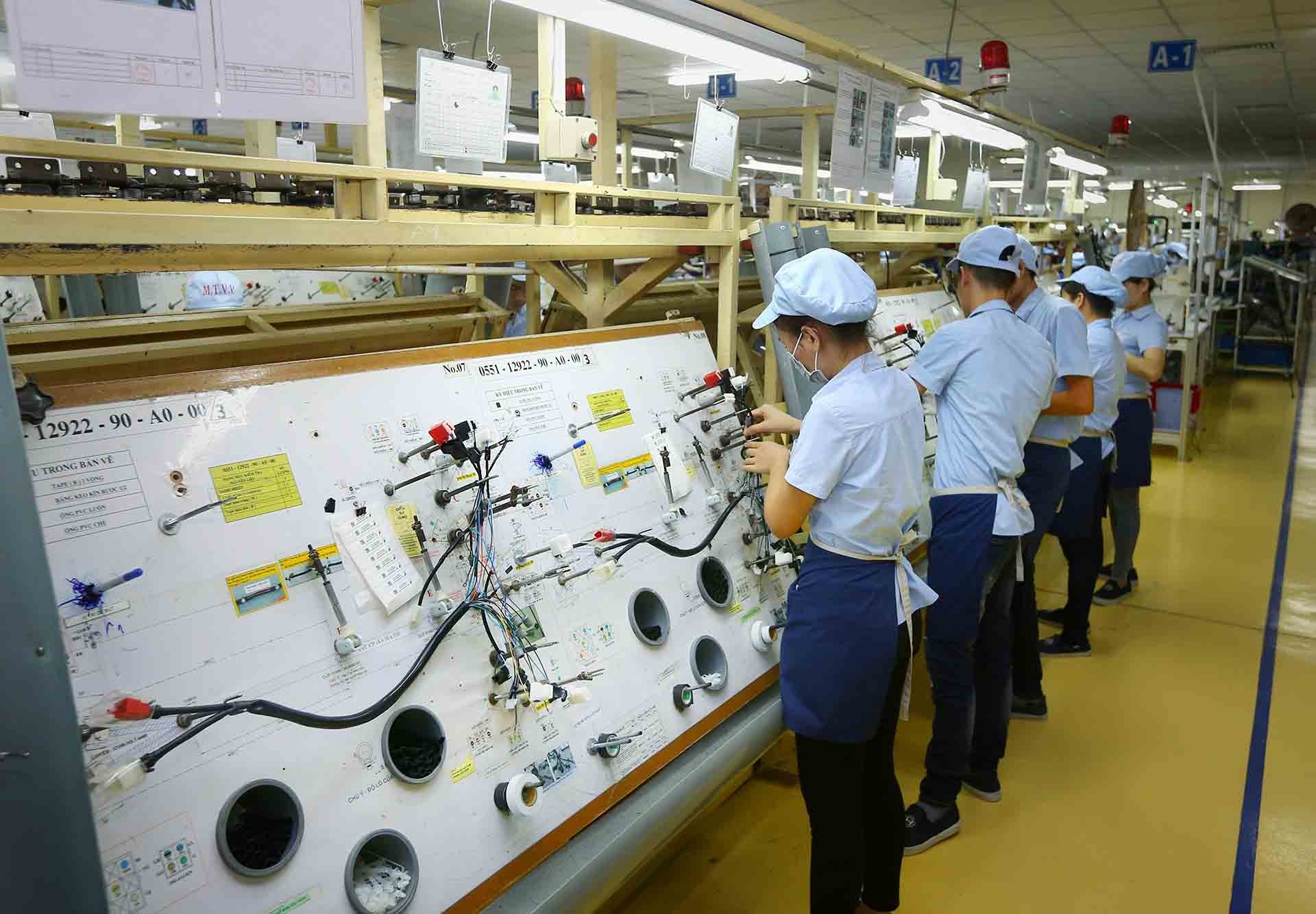 Các mặt hàng xuất khẩu chủ yếu của Việt Nam sang Argentina gồm có điện thoại các loại và linh kiện, máy vi tính, sản phẩm điện tử và linh kiện, giày dép các loại, máy móc, thiết bị, dụng cụ phụ tùng khác. Trong ảnh, sản xuất linh kiện điện tử tại Công ty TNHH Điện - Điện tử Mê Trần, Vĩnh Phúc. 