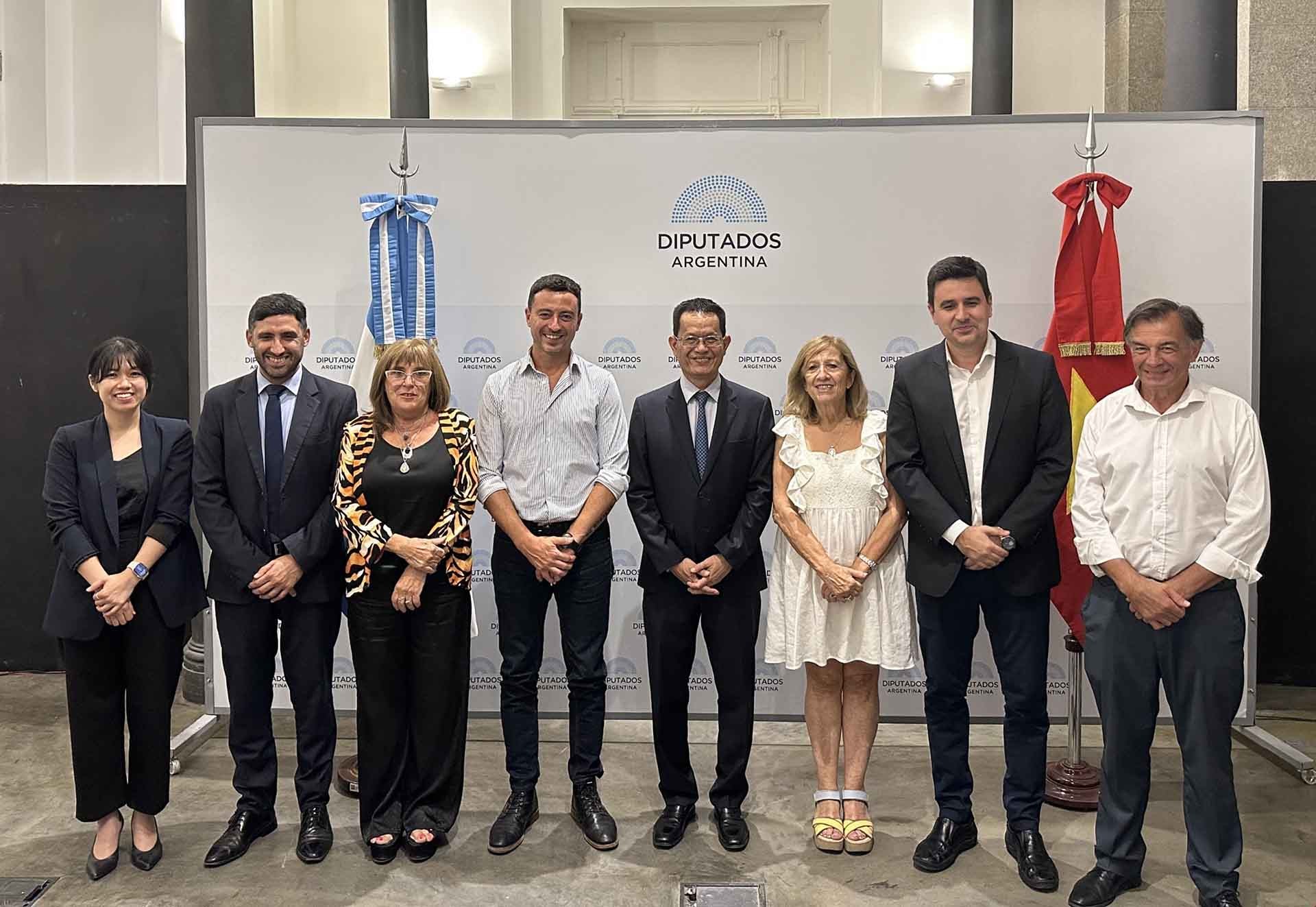 Đại sứ Việt Nam tại Argentina Dương Quốc Thanh (thứ tư từ phải) và các thành viên nhóm  Nghị sĩ hữu nghị Argentina - Việt Nam trong lễ ra mắt tại trụ sở cơ quan lập pháp Argentina, tháng 2/2023.