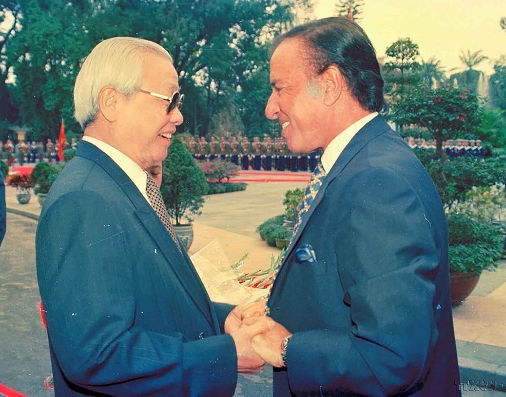 Thủ tướng Võ Văn Kiệt đón Tổng thống Argentine Carlos Saúl Menem thăm hữu nghị chính thức Việt Nam,  ngày 17/2/1997, tại Hà Nội.