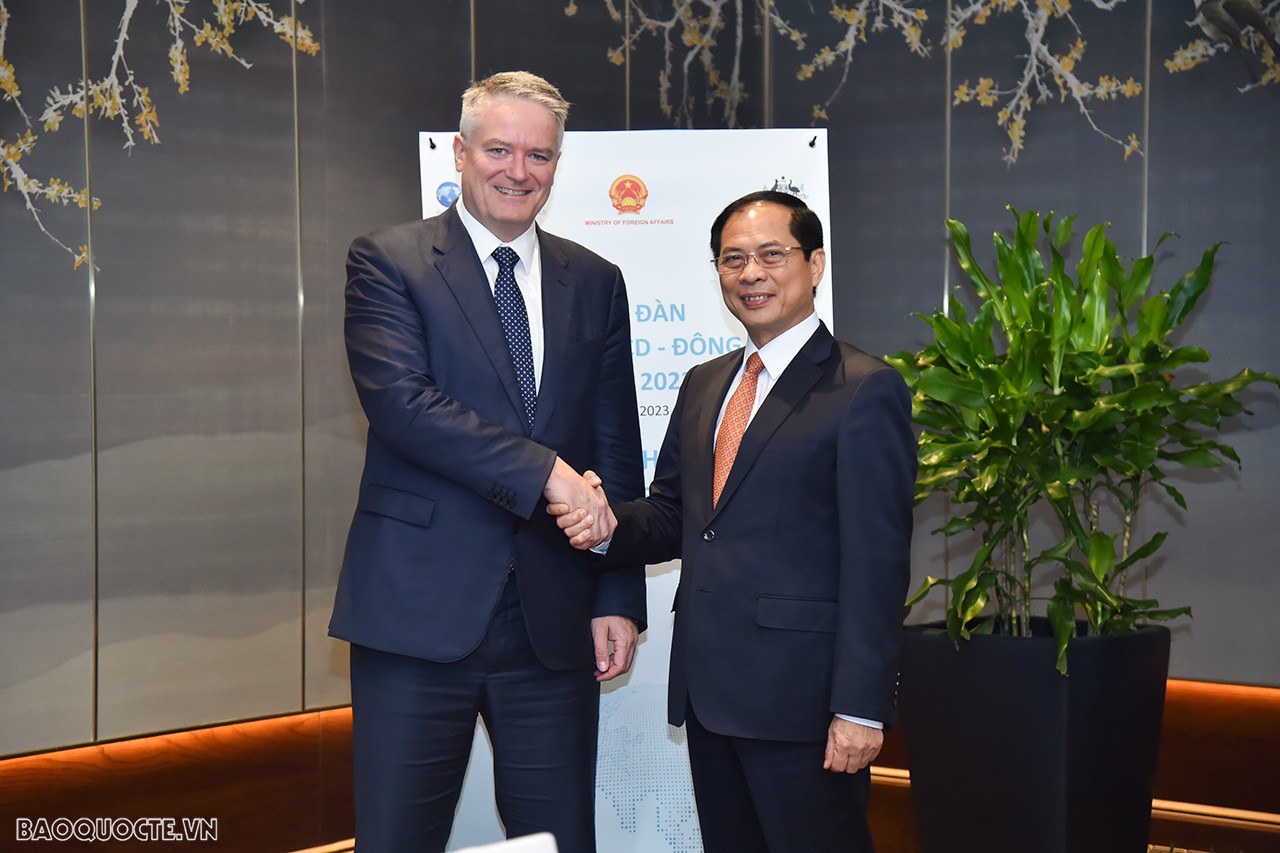 Củng cố nền tảng cho sự phát triển sâu rộng mối quan hệ với OECD và Pháp Củng cố nền tảng cho sự phát triển sâu rộng mối quan hệ với OECD và Pháp