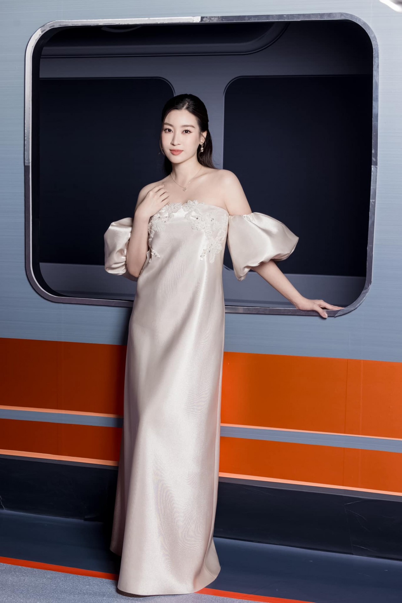 Hoa hậu Đỗ Mỹ Linh đẹp bất chấp