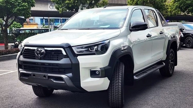 Cận cảnh Toyota Hilux 4x4 AT Adventure 2023 vừa ra mắt tại Việt Nam, giá 1,077 tỷ đồng