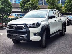 Cận cảnh Toyota Hilux 4x4 AT Adventure 2023 vừa ra mắt tại Việt Nam, giá 1,077 tỷ đồng