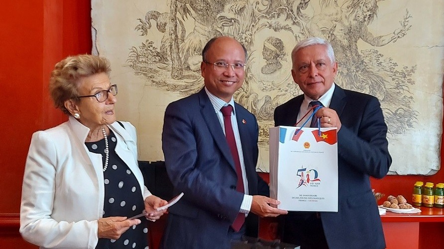 Đoàn Đại sứ quán Việt Nam tại Pháp thăm và làm việc tại đảo Corse