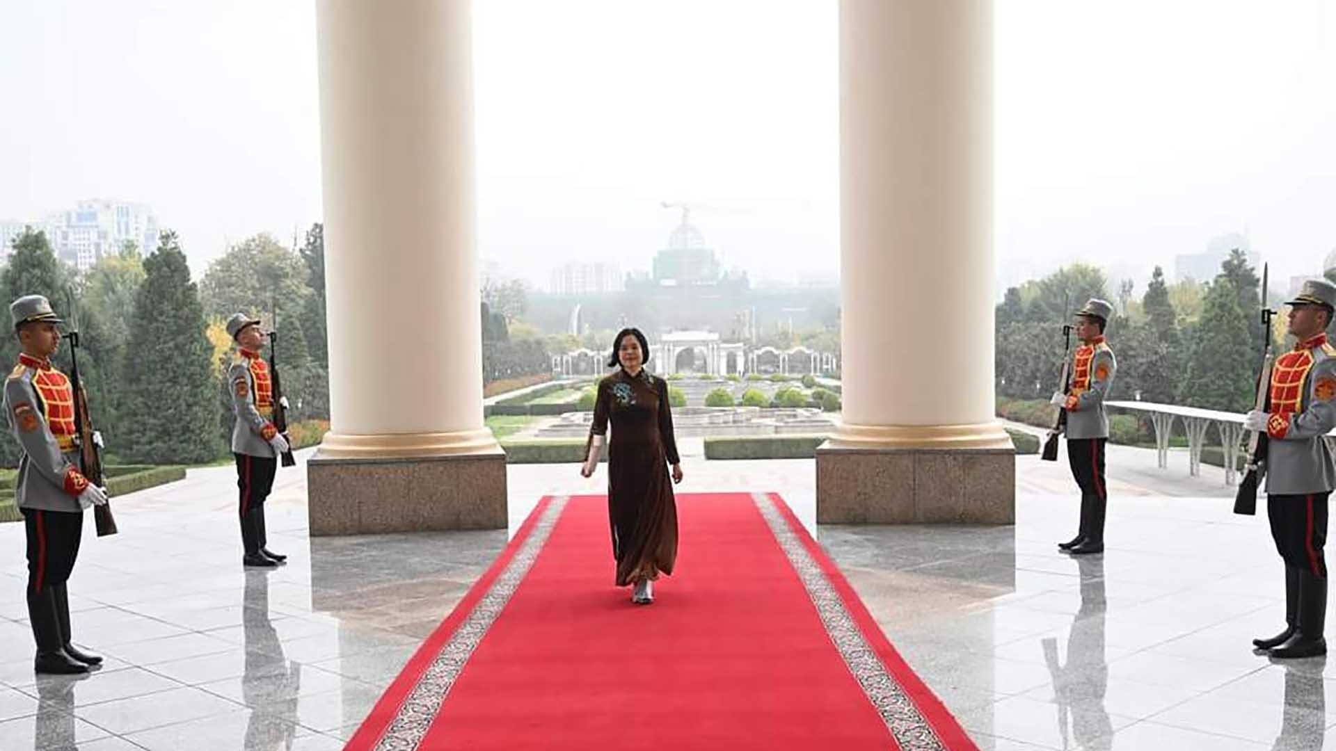 Đại sứ Phạm Thái Như Mai đến Cung Quốc gia ở thủ đô Dushanbe trình Thư ủy nhiệm.