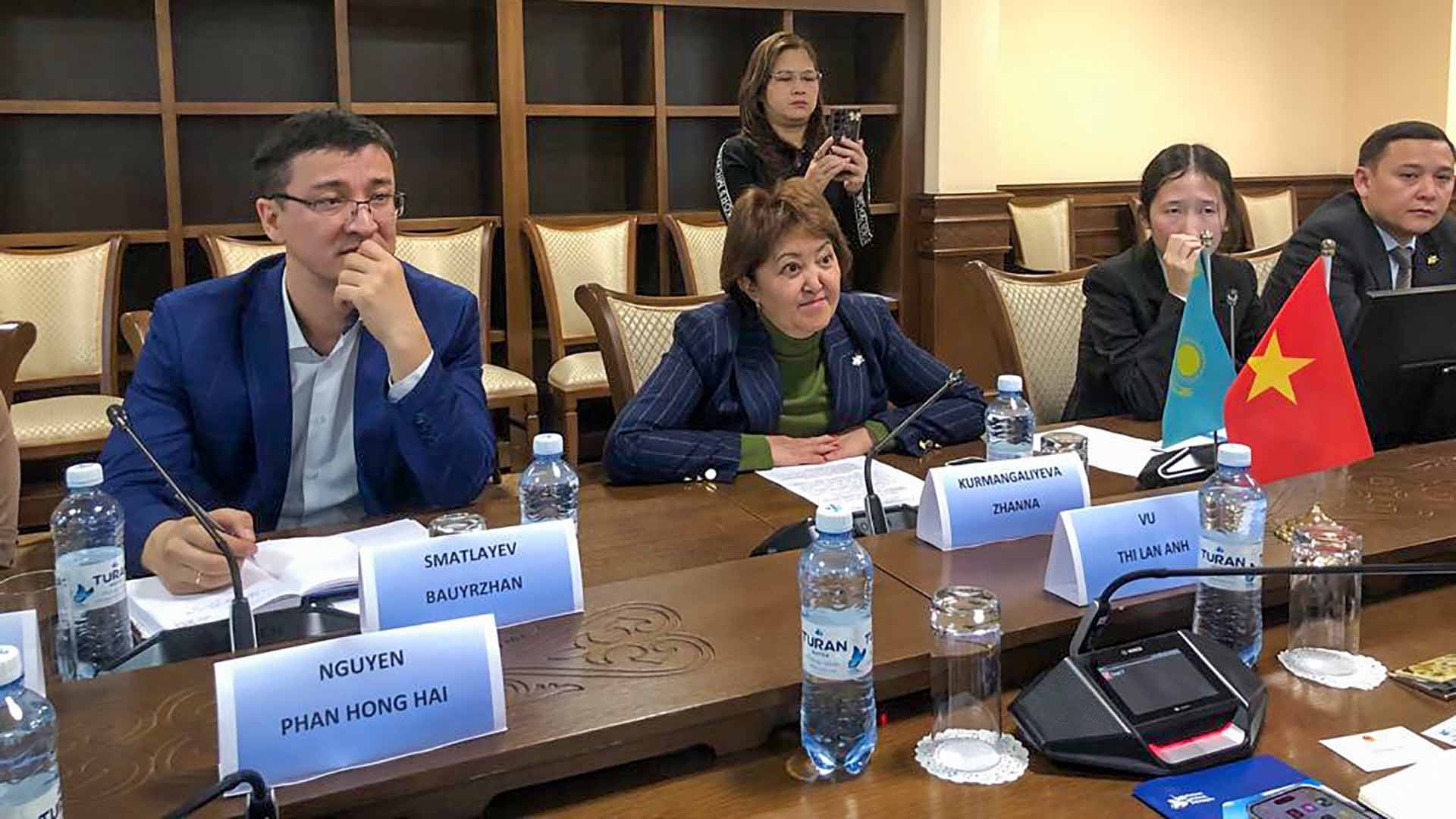 Bà Kurrmangaliyeva Zhana, Phó Hiệu trưởng phụ trách công tác khoa học, thương mại và hợp tác quốc tế Đại học Á-Âu phát biểu.