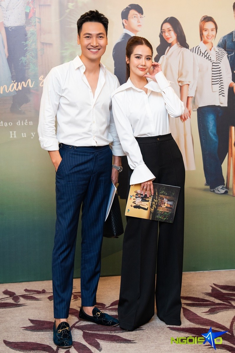 Chúng ta của 8 năm sau: Minh Huyền, Thùy Anh, Mạnh Trường đồng điệu sơ mi trắng dự họp báo ra mắt phim