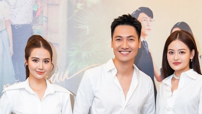 Chúng ta của 8 năm sau: Minh Huyền, Thùy Anh, Mạnh Trường đồng điệu sơ mi trắng dự họp báo ra mắt phim