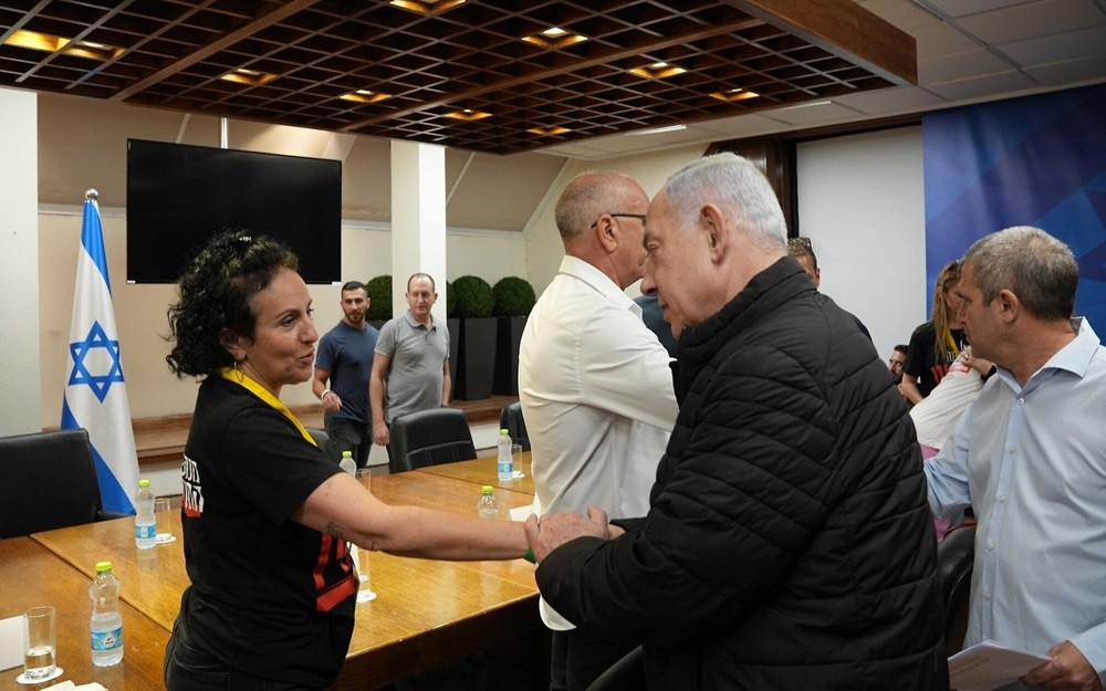 (10.29) Thủ tướng Israel Benjamin Netanyahu gặp gỡ gia đình của những người có thân nhân bị Hamas bắt cóc tới dải Gaza ngày 7/10. (Nguồn: GPO)