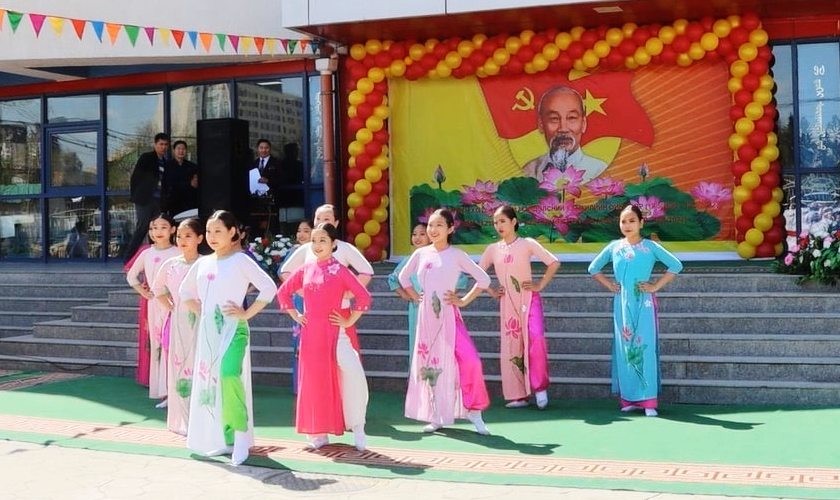 Nghe vị Đại sứ trẻ kể về ngôi trường mang tên Bác Hồ giữa lòng Thủ đô Mông Cổ Nghe vị Đại sứ trẻ kể về ngôi trường mang tên Bác Hồ giữa lòng Thủ đô Mông Cổ