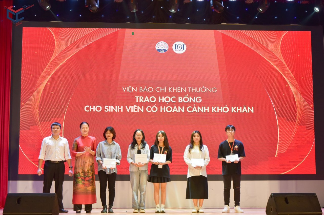 Trao học bổng cho sinh viên có hoàn cảnh khó khăn vươn lên đạt thành tích tốt trong học tập. (Nguồn: BTC) Trao học bổng cho sinh viên có hoàn cảnh khó khăn vươn lên đạt thành tích tốt trong học tập. (Nguồn: BTC)