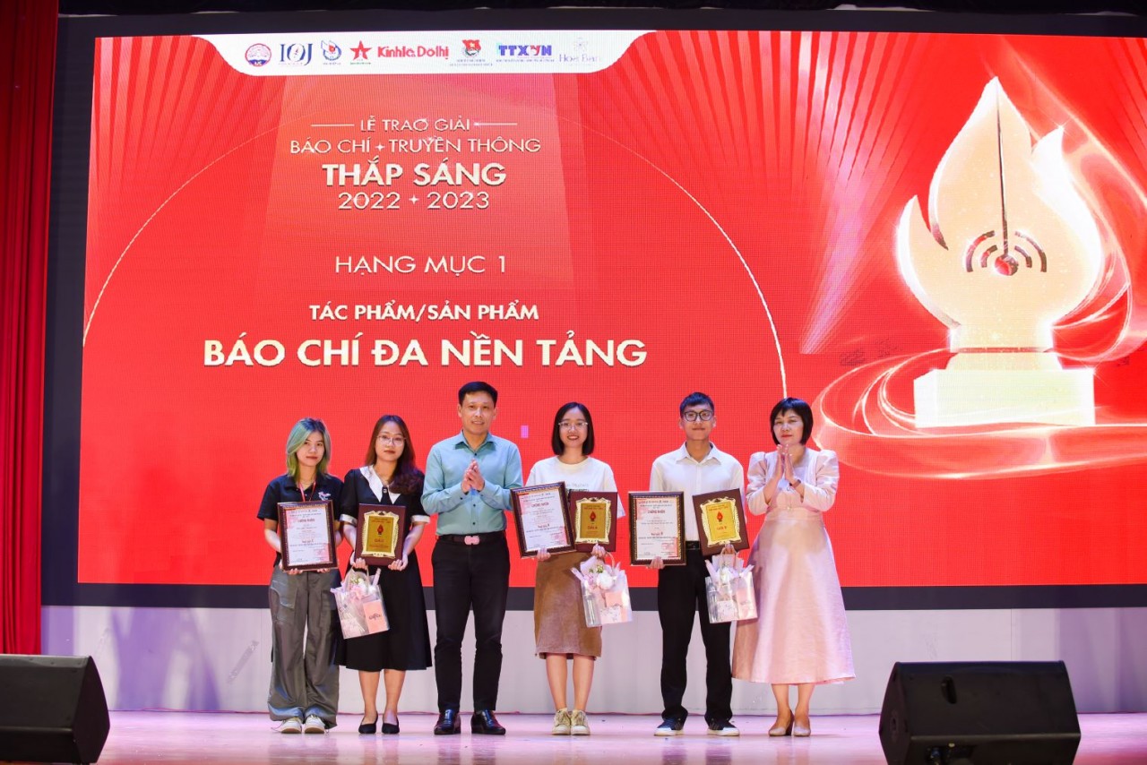 Thắp sáng niềm ước mơ và đam mê với báo chí - truyền thông Thắp sáng niềm ước mơ và đam mê với báo chí - truyền thông