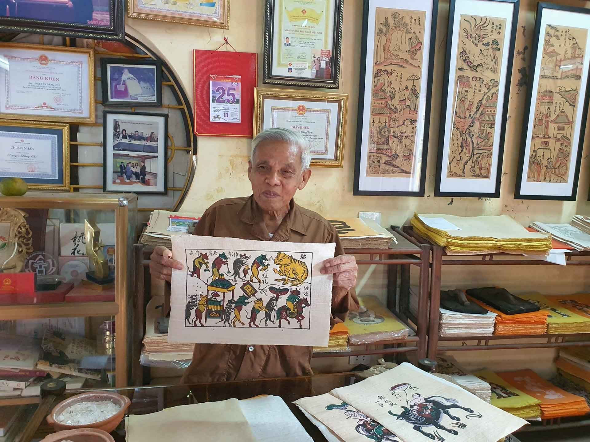 Nghệ nhân tranh dân gian Đông Hồ giới thiệu với học viên khóa bồi dưỡng đối ngoại nhân dân.