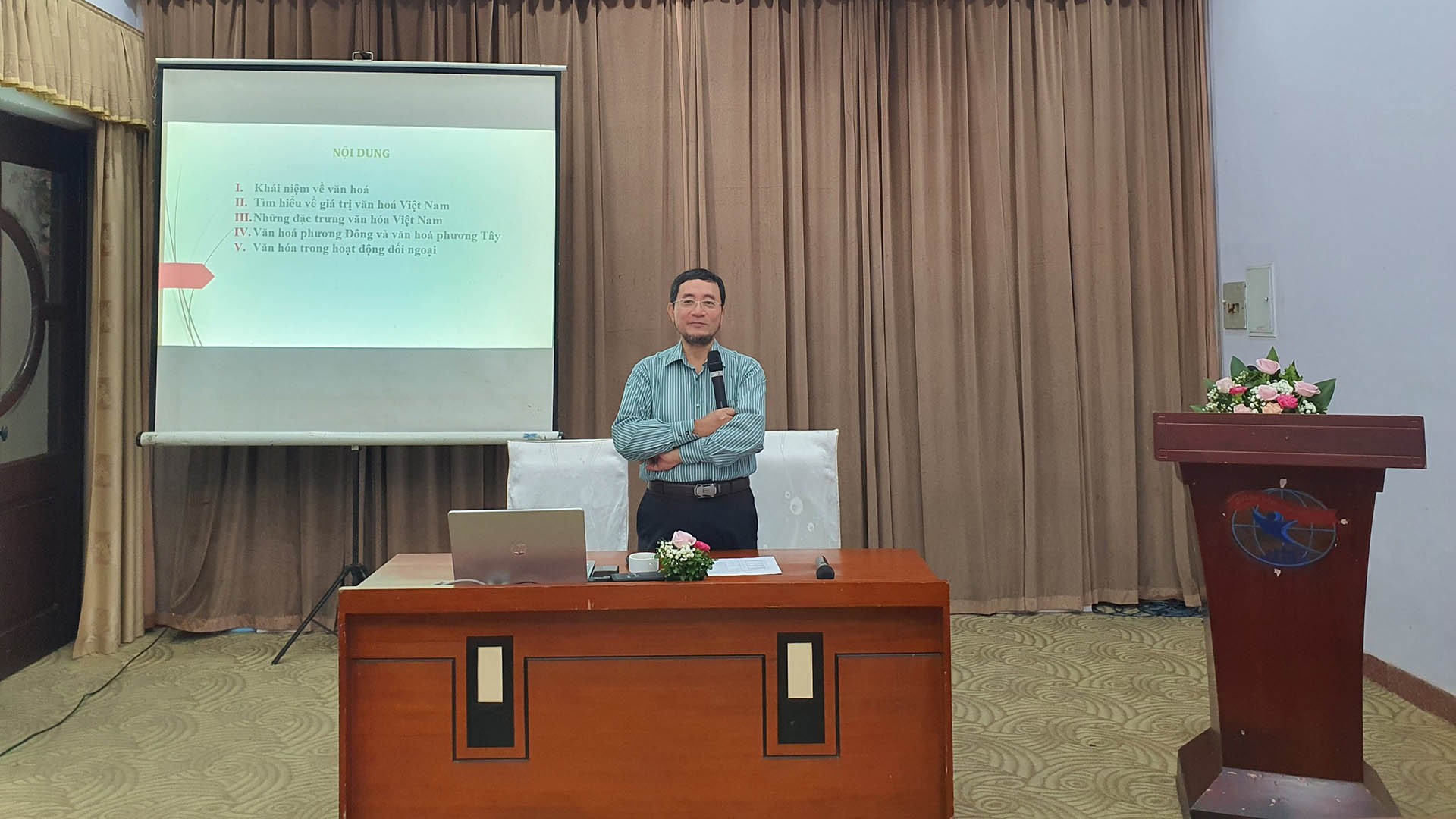 Đại sứ Phạm Cao Phong, nguyên Đại sứ Việt Nam tại Malaysia và Canada giảng bài tại khóa bồi dưỡng đối ngoại nhân dân.