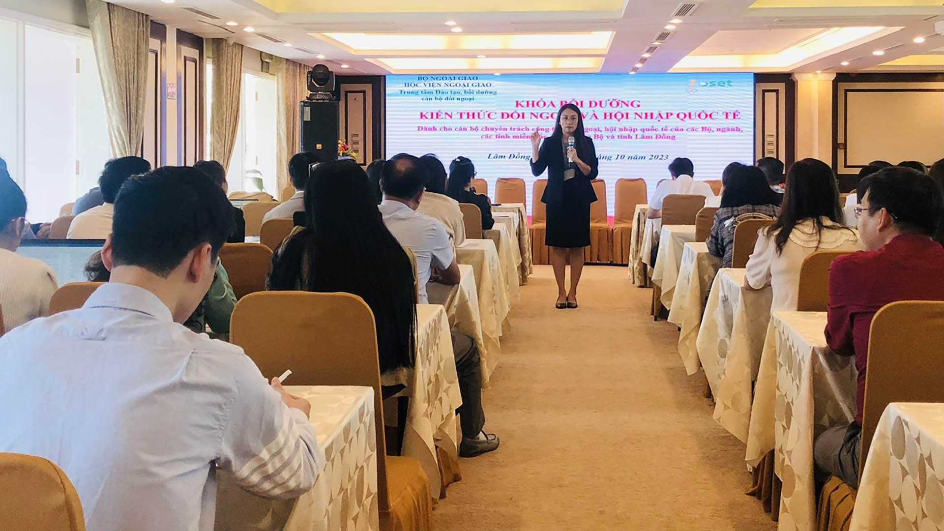 ThS. Châu Mai Anh, Phó Cục trưởng Cục Lễ tân Nhà nước, Bộ Ngoại giao giảng bài tại khóa bồi dưỡng tại Lâm Đồng.