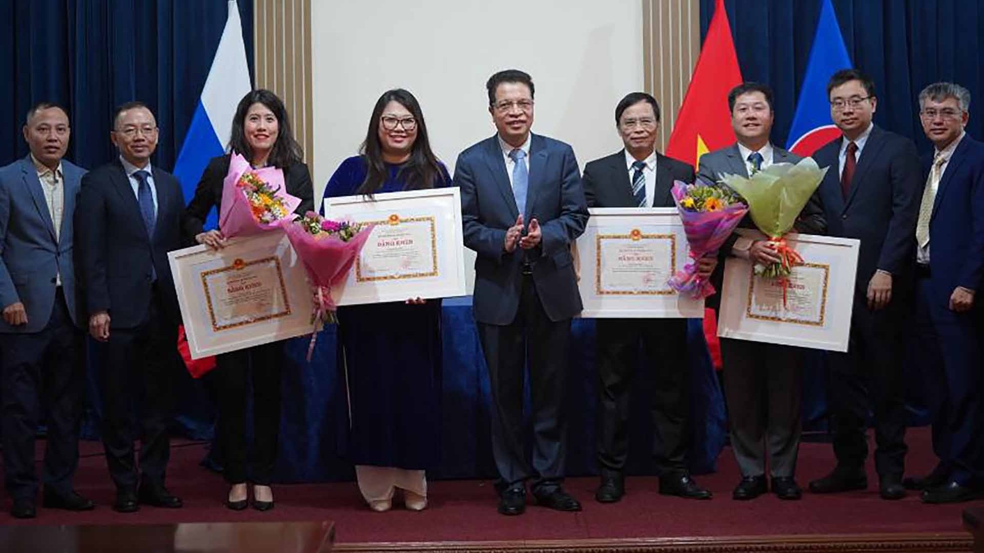 Cán bộ Đại sứ quán Việt Nam tại Liên bang Nga đón nhận Bằng khen của Bộ trưởng Ngoại giao