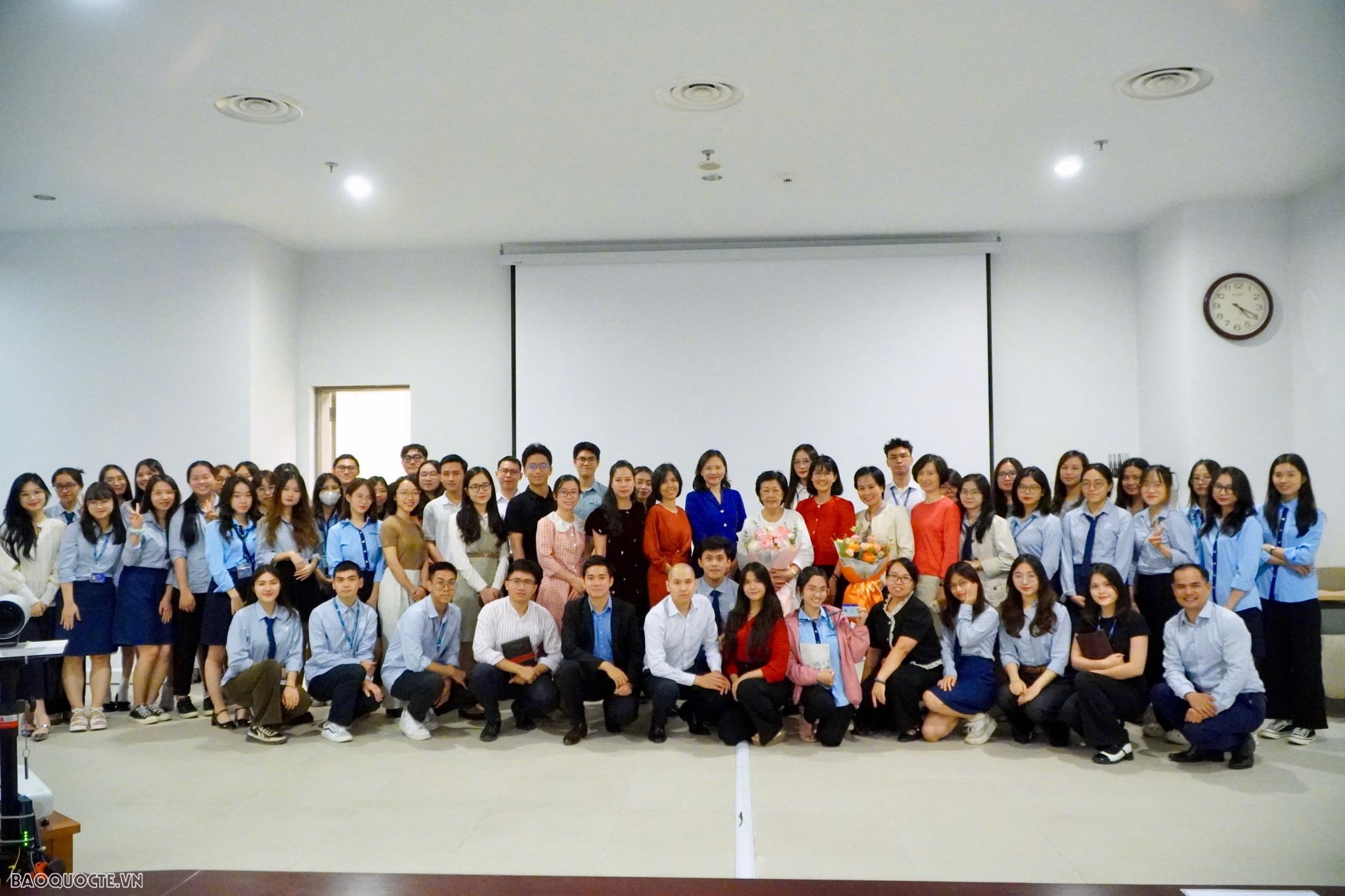 Truyền lửa nghề cho cán bộ trẻ ngành Ngoại giao