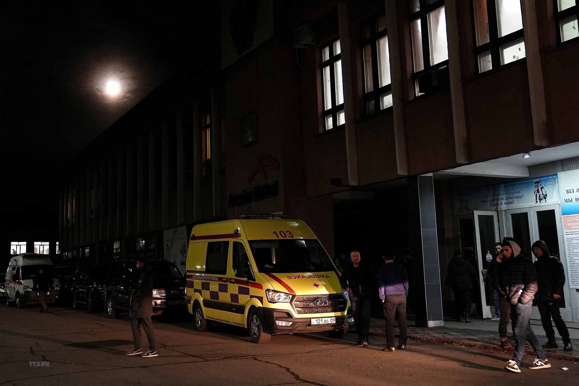 Xe cứu thương đỗ bên ngoài mỏ than Kostenko ở phía Bắc thành phố Karaganda, Kazakhstan ngày 28/10. (Nguồn: TTXVN)