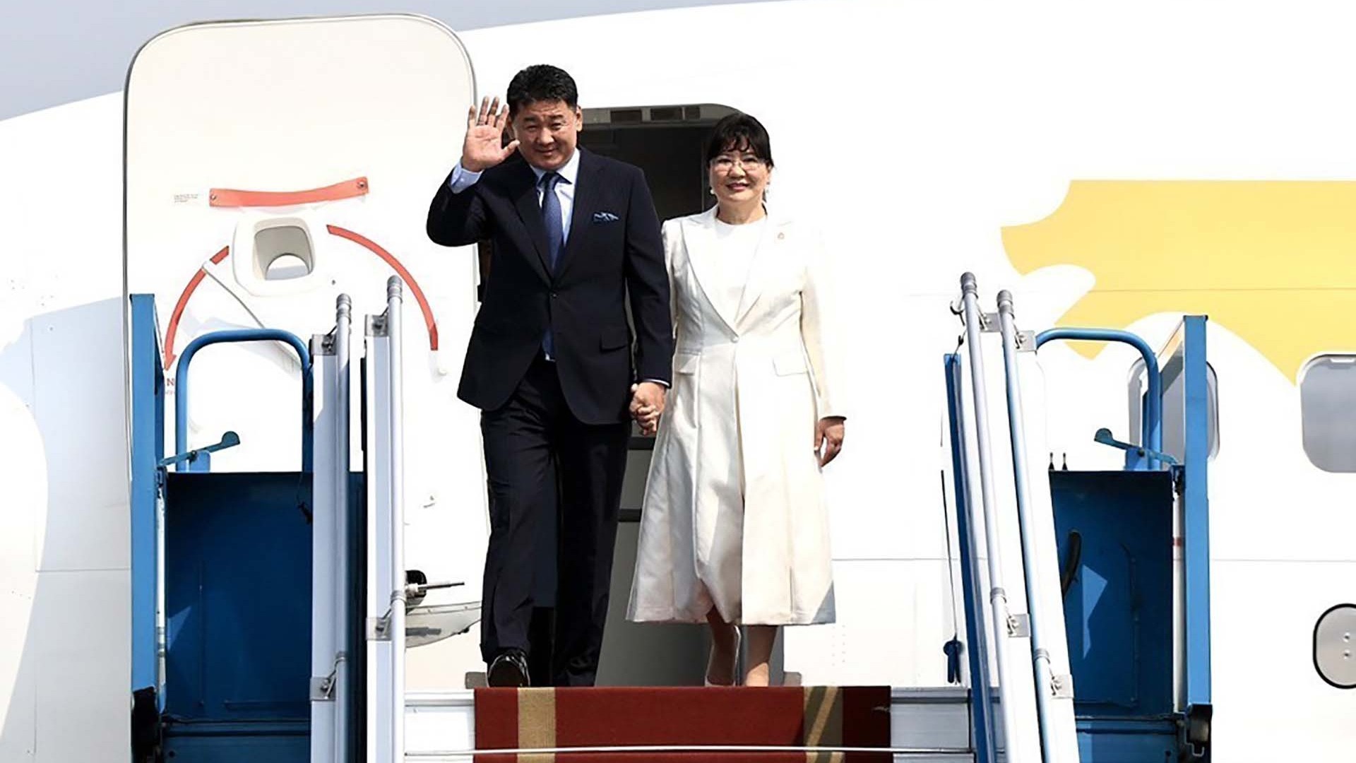 Tổng thống Mông Cổ Ukhnaagiin Khurelsukh đến Hà Nội, bắt đầu chuyến thăm cấp Nhà nước tới Việt Nam