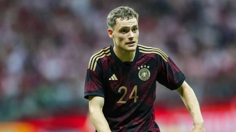 Chuyển nhượng cầu thủ Ngoại hạng Anh: Arsenal quan tâm Florian Wirtz; MU trở lại đàm phán Denzel Dumfries; Chelsea muốn có Leny Yoro