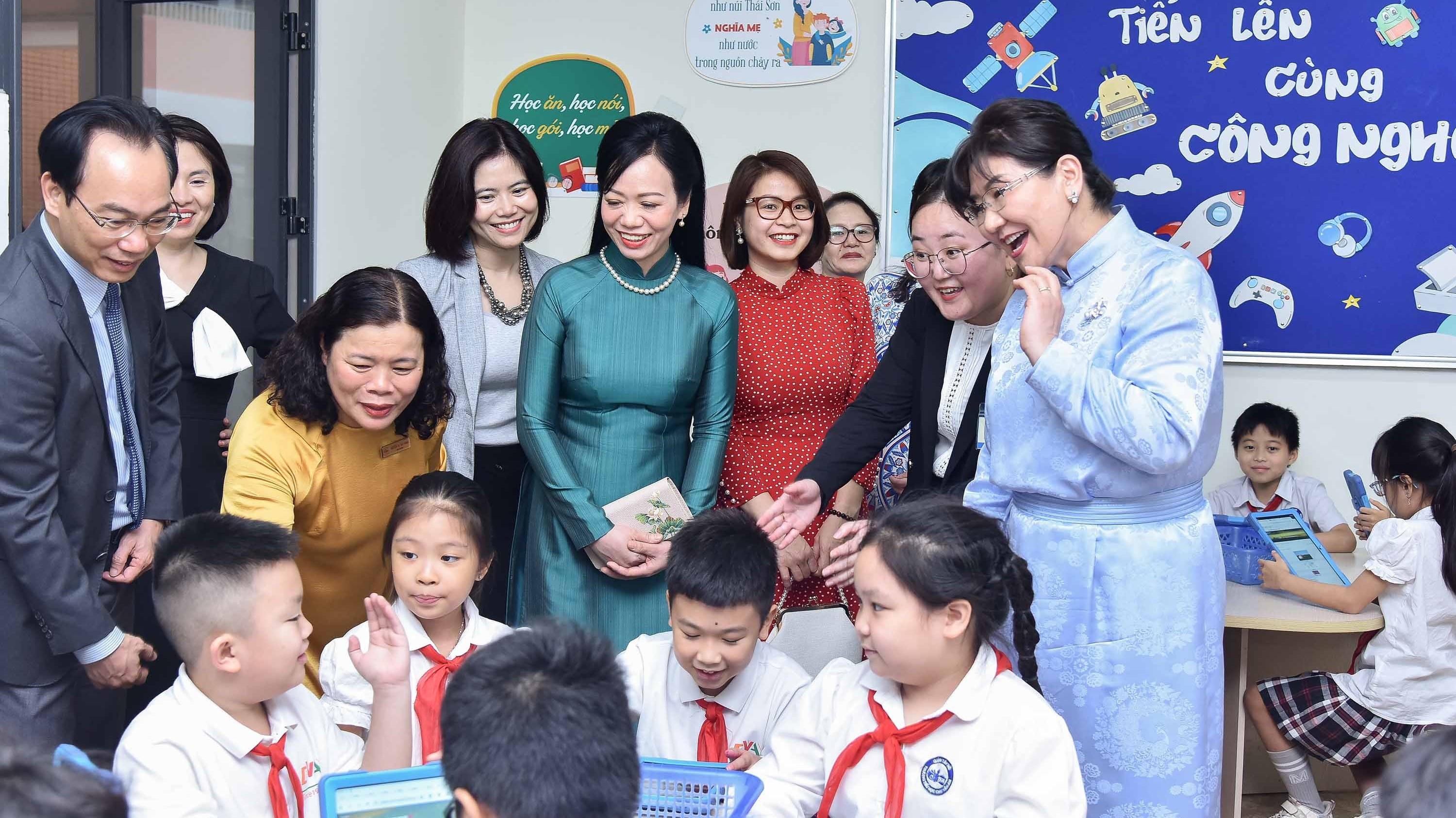 Phu nhân Chủ tịch nước và Phu nhân Tổng thống Mông Cổ thăm Trường Tiểu học Chu Văn An