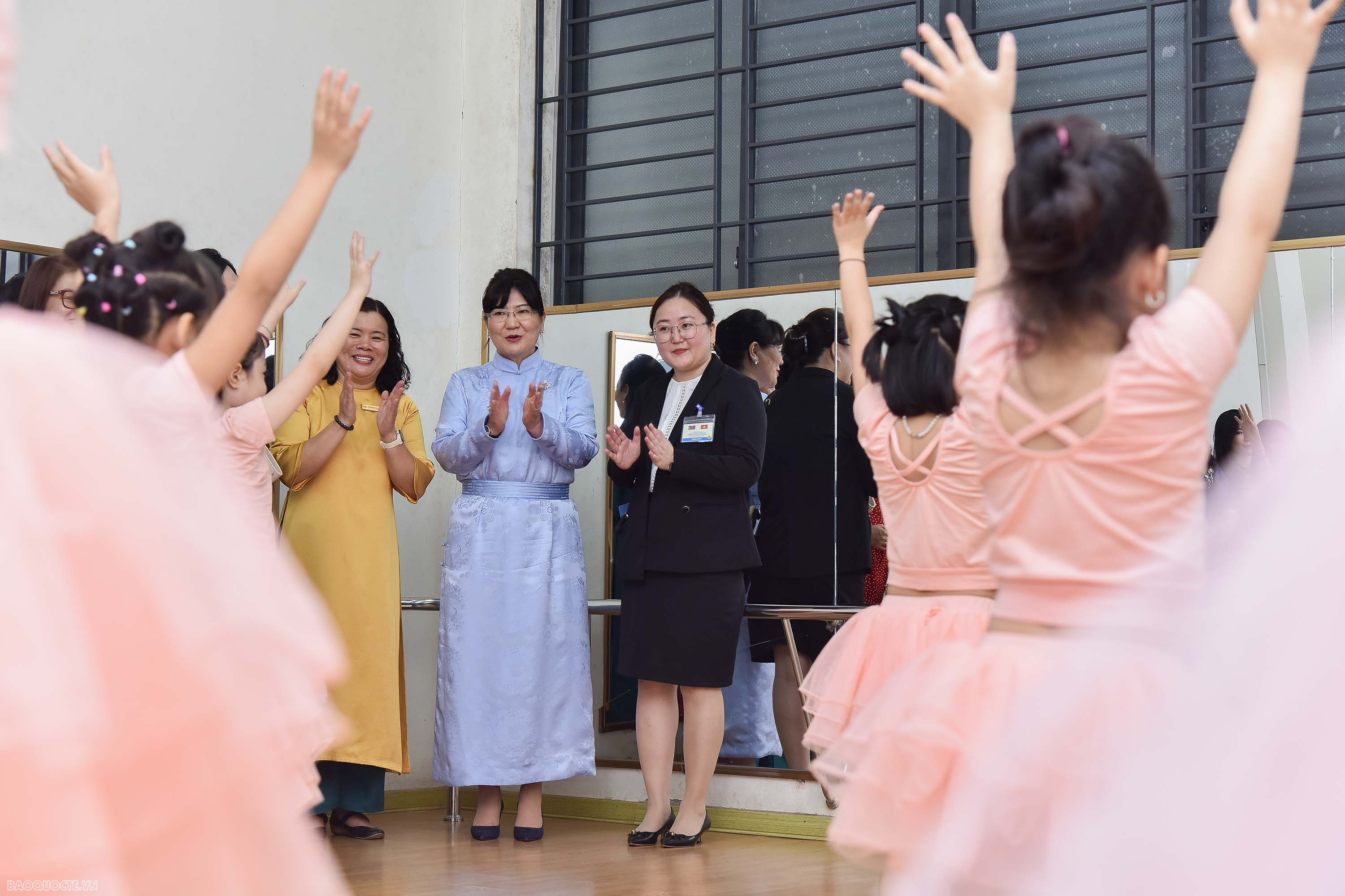 Phu nhân Tổng thống Mông Cổ ấn tượng với trường khi tất cả học sinh được giảng dạy tốt bởi các thầy, cô giáo nhiều kinh nghiệm và nhà trường đã đạt được nhiều giải thưởng. 