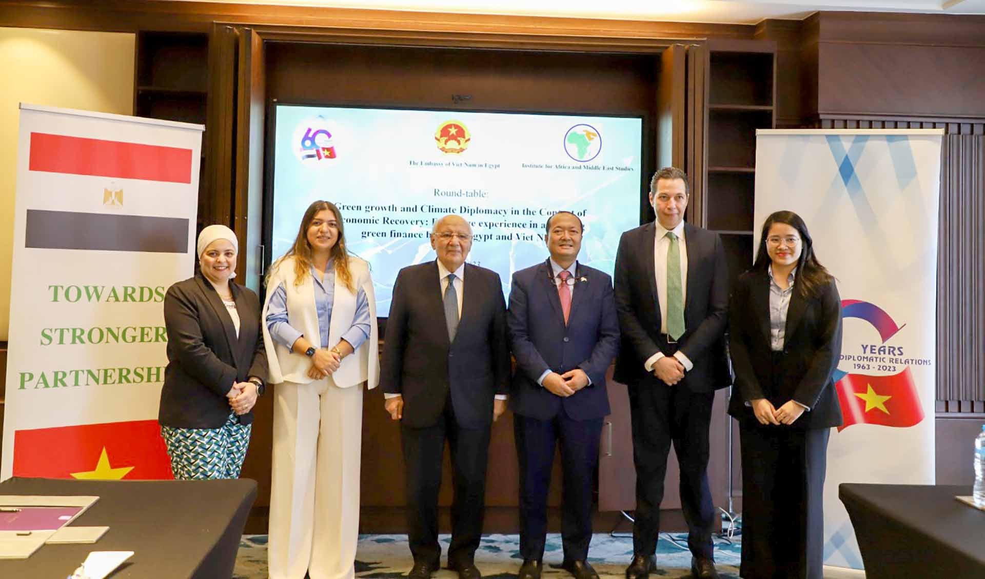 Các đại biểu chụp ảnh lưu niệm.