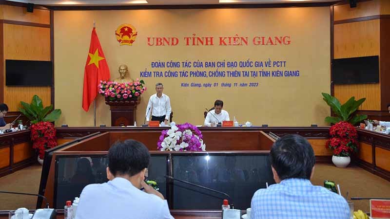 Ông Nguyễn Minh Vũ, Trợ lý Bộ trưởng Bộ Ngoại giao (bên trái) làm việc tại tỉnh Kiên Giang. Ông Nguyễn Minh Vũ, Trợ lý Bộ trưởng Bộ Ngoại giao (bên trái) làm việc tại tỉnh Kiên Giang.