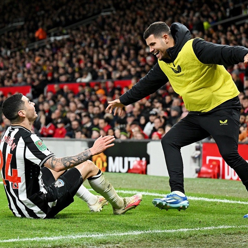 Tiền đạo người Paraguay ăn mừng bàn thắng cùng đồng đội. 