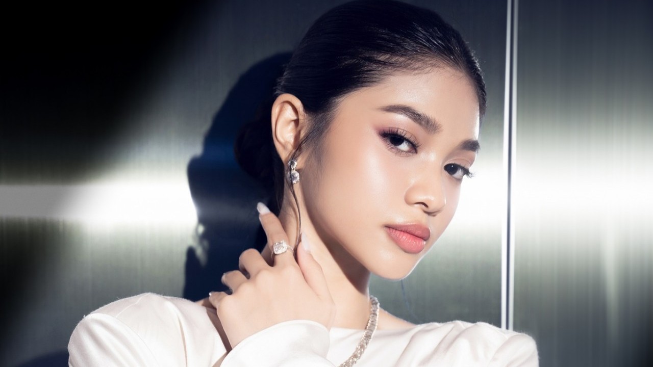 Phong cách gợi cảm, khoe chân dài của Á hậu Huỳnh Minh Kiên