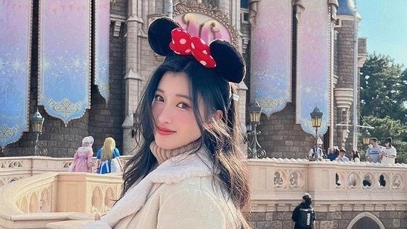 Á hậu Phương Nhi tôn dáng mảnh mai cùng mẫu váy ngắn khi dạo phố