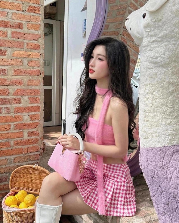 Mỹ nhân xứ Thanh khoe nét nữ tính cùng bộ cánh phối áo ống và chân váy xếp ly phong cách Y2K. 