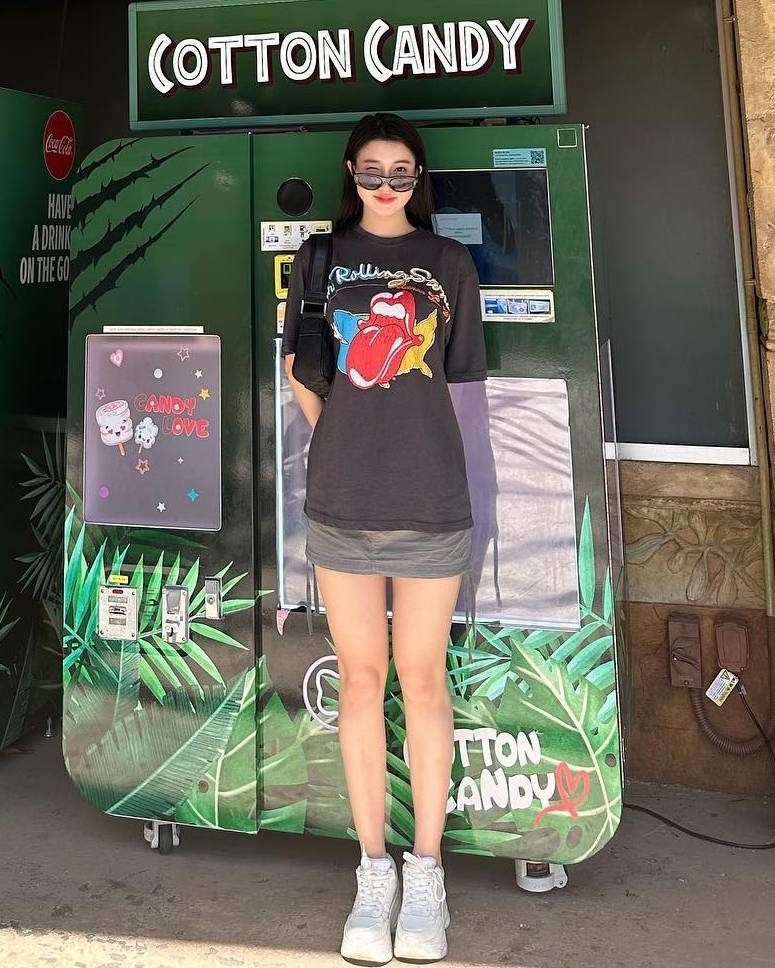 Chân váy ngắn làm nổi bật lợi thế hình thể của Á hậu Phương Nhi trong một chuyến du lịch. 