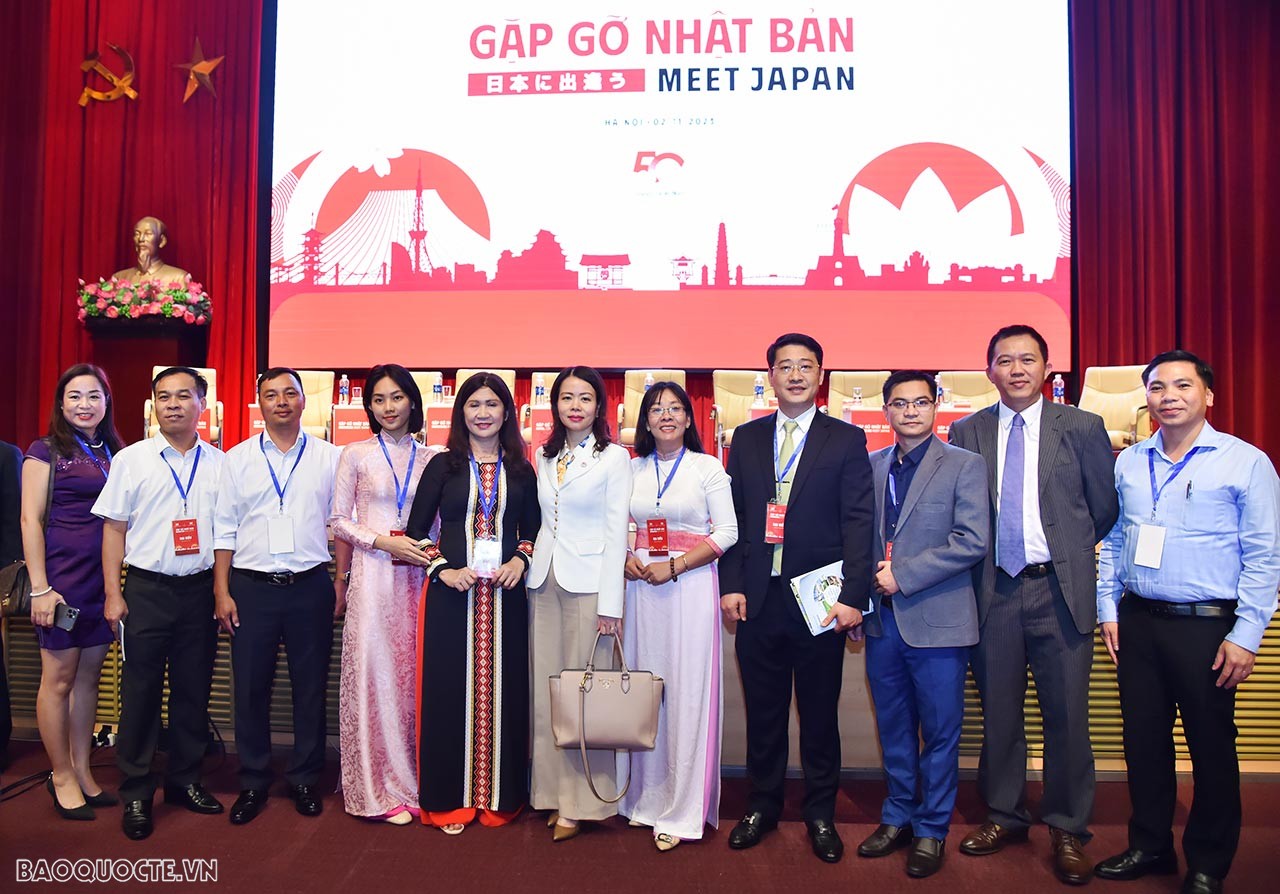 Thứ trưởng Ngoại giao Nguyễn Minh Hằng và các đại biểu doanh nghiệp, địa phương. (Ảnh: Tuấn Anh)