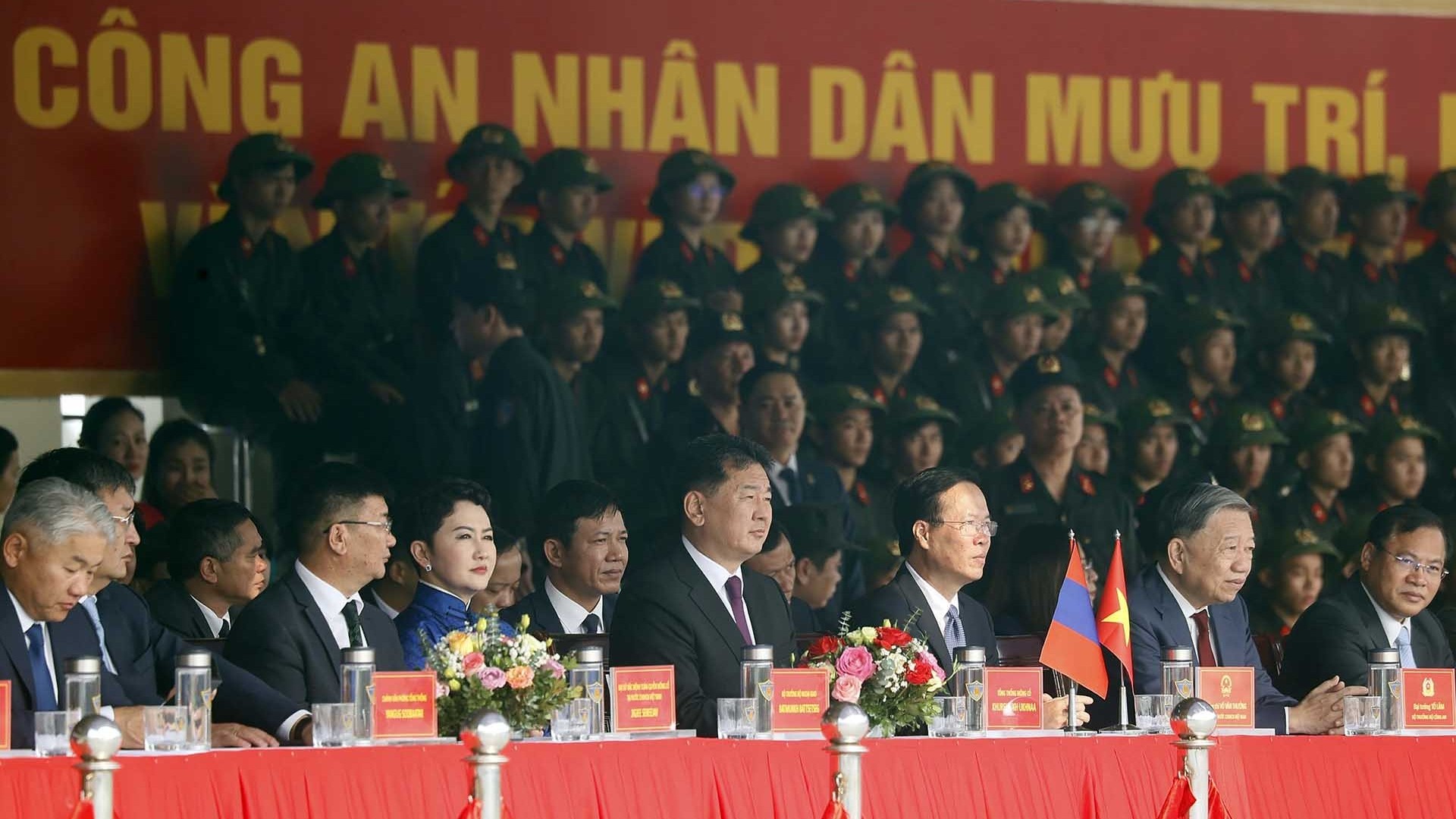 Chủ tịch nước Võ Văn Thưởng và Tổng thống Mông Cổ thăm Bộ Tư lệnh Cảnh sát cơ động