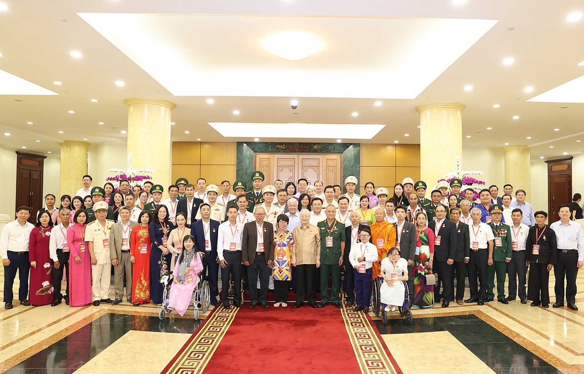 Tổng Bí thư Nguyễn Phú Trọng và các đại biểu điển hình tiêu biểu toàn quốc chụp ảnh lưu niệm. (Nguồn: TTXVN) Tổng Bí thư Nguyễn Phú Trọng và các đại biểu điển hình tiêu biểu toàn quốc chụp ảnh lưu niệm. (Nguồn: TTXVN)